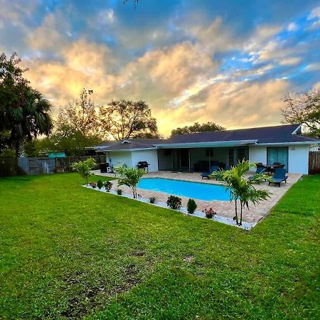 Heated Pool, Pet Friendly,Dunedin Beach Gem パームハーバー エクステリア 写真