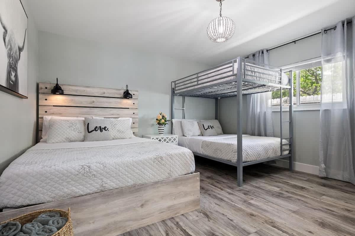 Heated Pool, Pet Friendly,Dunedin Beach Gem パームハーバー エクステリア 写真